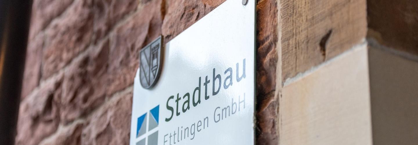 Nahansicht des Schildes neben der Eingangstüre der Stadtbau Ettlingen GmbH