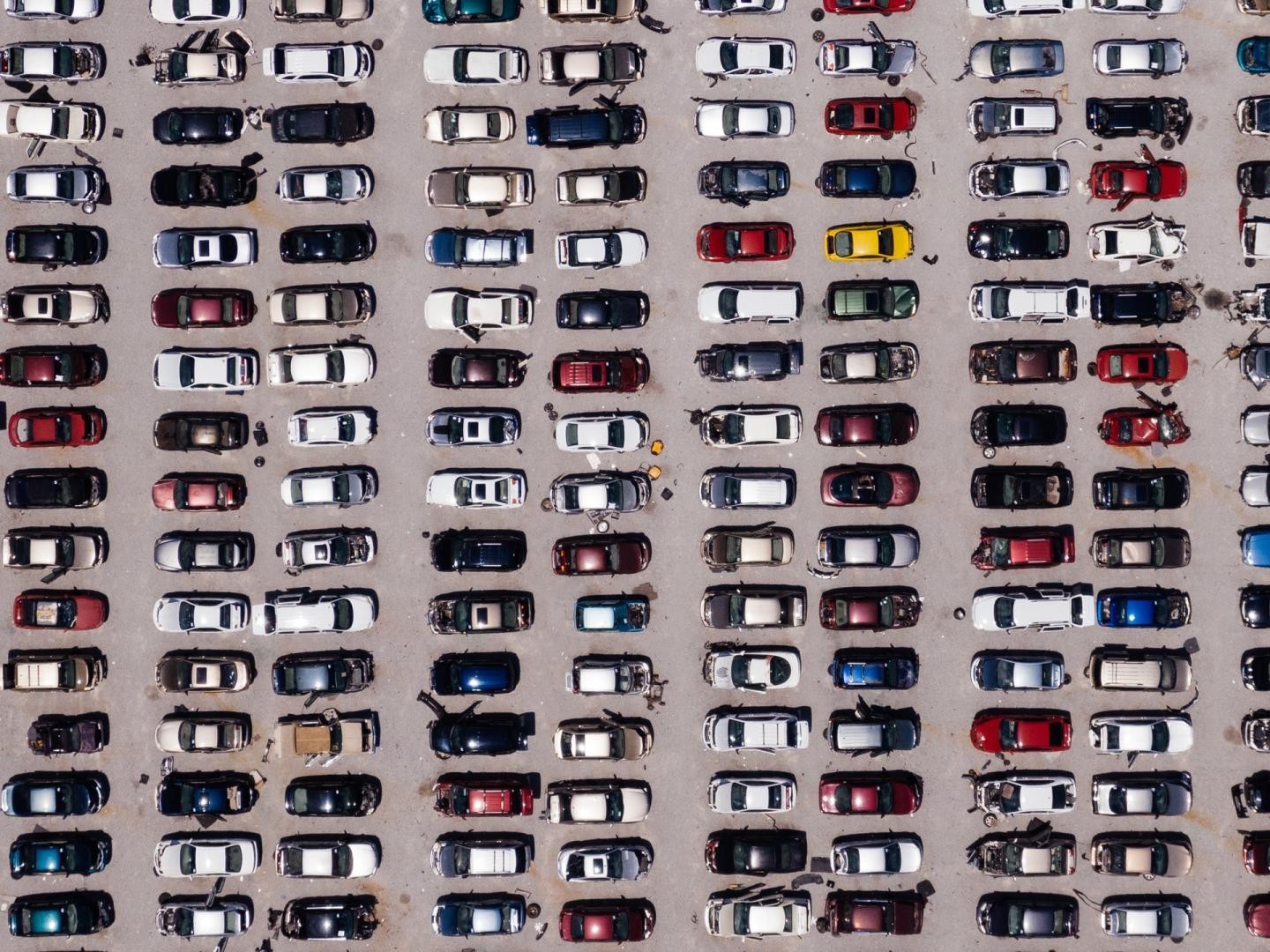 Luftaufnahme Parktplatz mit unzähligen Autos