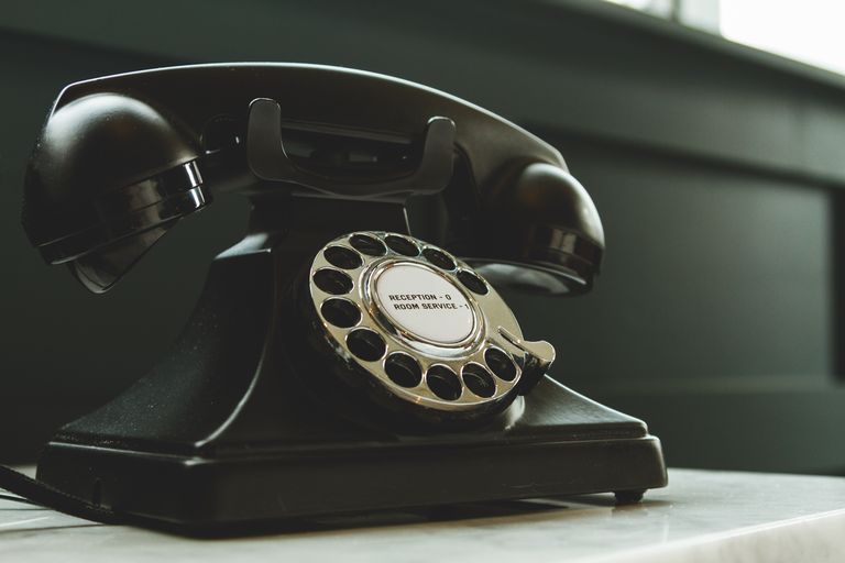 Schwarzes Telefon mit Wählscheibe